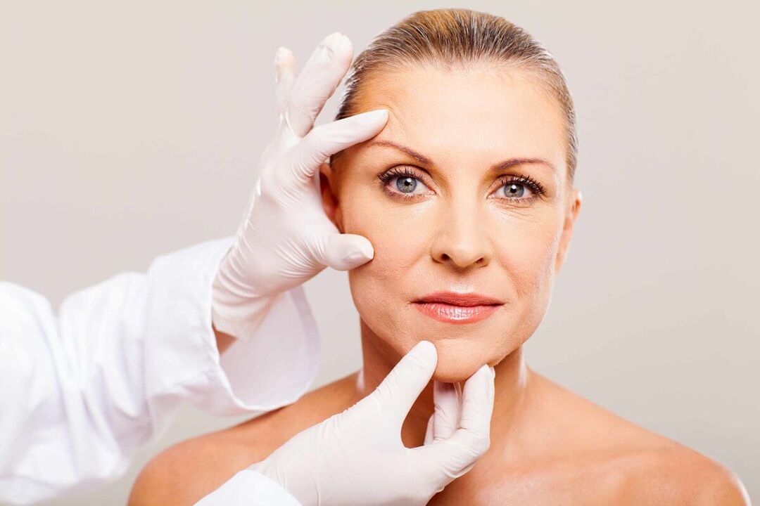 Il cosmetologo seleziona il metodo appropriato per ringiovanire la pelle del viso