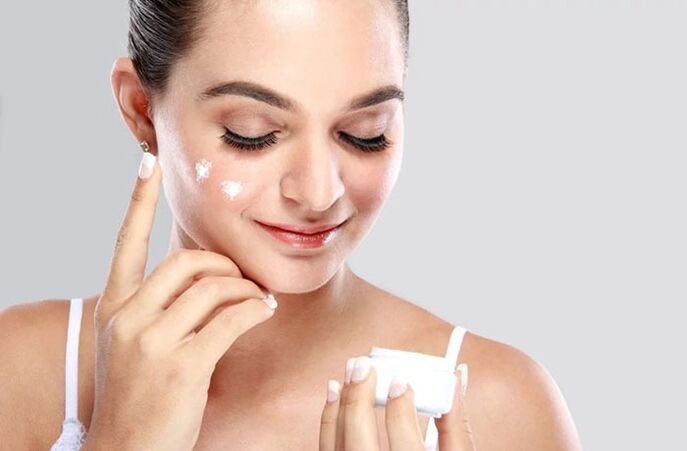 Prima di utilizzare il massaggiatore, applicare una crema sul viso
