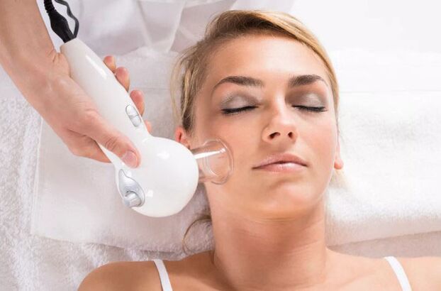 Un massaggio sottovuoto aiuta a purificare la pelle del viso e ad attenuare le rughe